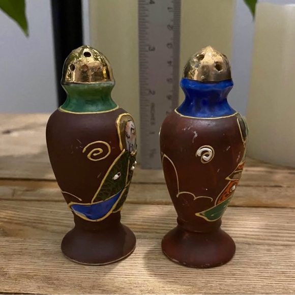 Vintage Japanese Satsuma Moriage Salt & Pepper Shakers - Hand Painted Set - Picture 2 of 6
